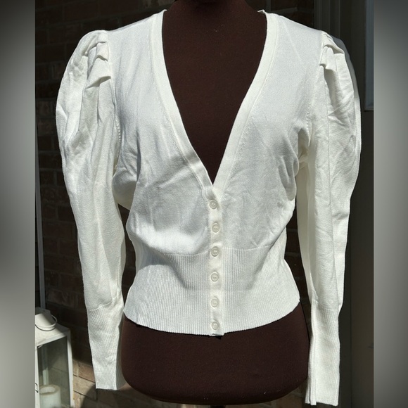 NWT DANIELLE BERNSTEIN s1X cream slightly cropped cardi-puff slvs-v neck-silky - Picture 1 of 7
